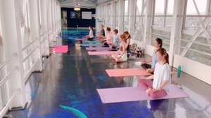 満月の方向を向いて、呼吸を整えるヨガを行います