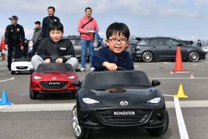 KIDS ドライビング体験：キッズ用のミニロードスターに乗ってドライブしよう