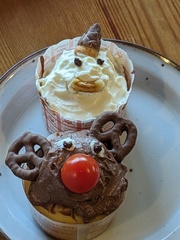 クリームチーズやココアを使ってデコレーション♬