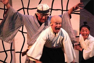 和尚さんと小僧さんが縦横無尽にかけまわり、
