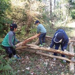 今日は木を組んで秘密基地を作るんだ！