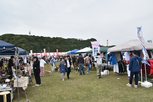 ワンちゃん関係をはじめとしたマルシェが多数並びます
