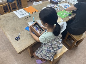 コラージュの制作風景②