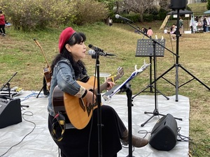 屋外ステージにて、一日中生演奏をお楽しみいただけます。