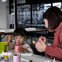 塗るのが上手なのはパパよりママみたいです