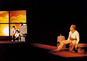 少年たちは近くに住む老人を見張りはじめる