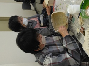 制作１：カゴやザルに和紙を貼る