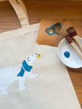 ステンシルで沼津ならではの特産品と、punto a puntoのアイコンである「しろくまくん」を描いてトートバックを作ろう！