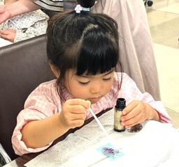観察した昆虫やお花をモチーフにレジン制作にチャレンジしよう♫