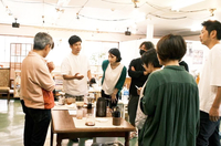 カップの材質や形状がコーヒーの味わいに関係するのかを実験します