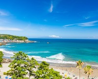 ライフセーバー常駐。子どもも安心して遊べる浅瀬の美しい海