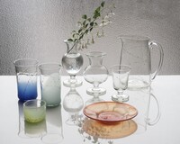 涼を運ぶ色とりどりのガラス作品