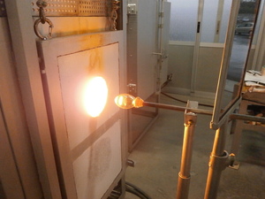ガラス炉は約1300℃の高温です。