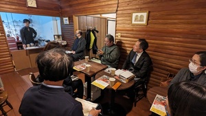 バリスタ山本氏の淹れるコーヒーを飲みながら交流