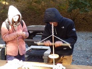 盛り上がる火起こし！夕飯が食べられるでしょうか。