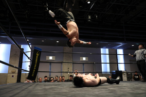 軽やかなムーンサルトプレスで舞う宮本裕向選手（上）※前回大会画像