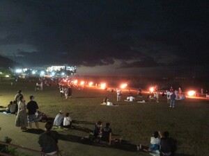 午後８時にビーチのかがり火に点火します