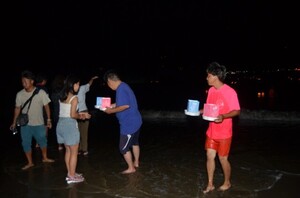 係員が灯篭を流します