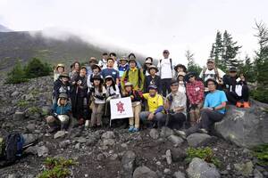 ２０２４年親子登山集合写真（宝永山下方）