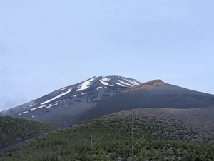 富士山頂上と宝永山火口（三辻より）