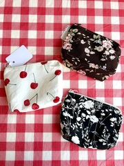 かごバックや布小物販売あり