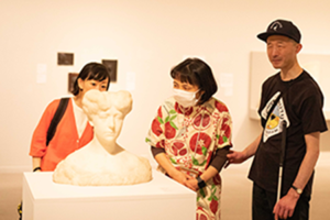 白鳥建二さんとみるアート鑑賞会イメージ／撮影：鈴木竜一朗 「ベルギーと日本」展／目黒美術館