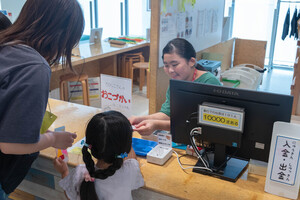 ちびっこさんは銀行でまある通貨のおこづかいがもらえます♪