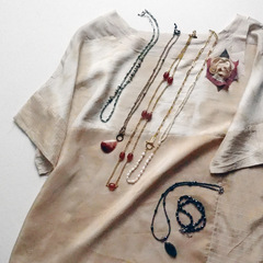 シルクの草木染めトップス、ネックレス（竹川佳須美）