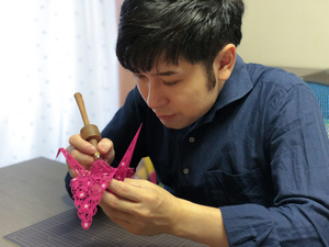 創作活動に取り組む濱さん