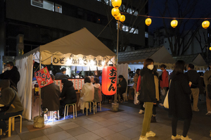 屋台おでんゾーンはカウンターで食べられます