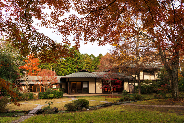 東山旧岸邸の紅葉 御殿場市 アットエス