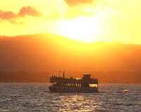 美しい夕景と紅に染まる湖面を楽しむ