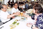 2017年8月12日付静岡新聞掲載_大勢の来場者でにぎわうＳＢＳサマーフェストのビアガーデン