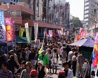 富士山を仰ぎ見ながらわいわい楽しい買い物