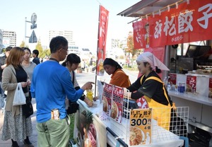 2019年11月10日付静岡新聞掲載_各店が提供する自慢の一品に列を作る来場者