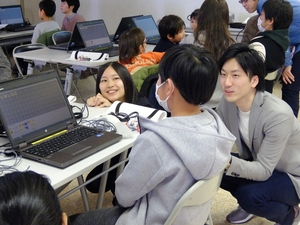 指導するスタッフは最新技術に携わる若手現役エンジニアなど！