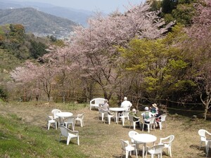 中腹広場には休憩コーナーも用意します