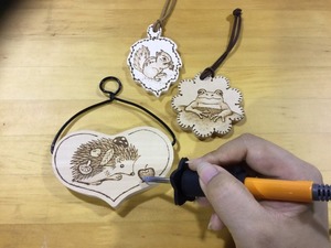 木を焦がして描くウッドバーニング