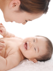 赤ちゃんはママの笑顔が大好き　新たな赤ちゃんの表情をみつけてください