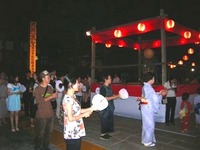 観光客、地元住民、僧侶らで踊りの輪を作り楽しむ盆踊り