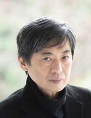 ナビゲーター　浦久俊彦　©新津保建秀