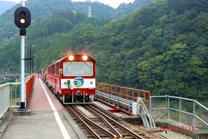 赤色のトロッコ列車に乗って景色をお楽しみください