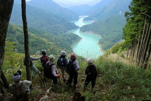下山途中から見下ろす長島ダム