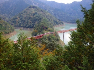 鉄橋の真ん中にある奥大井湖上駅。下山はこちらの駅に到着