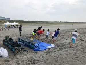 砂浜の上をダッシュ！！うまく走れるかなー