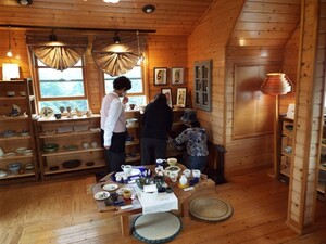 第二ギャラリー（ログハウス2階）には教室生の作品を並べます。