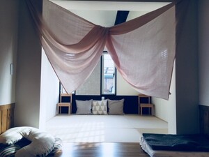 会場はヒノキの家具に囲われた赤ちゃん連れに優しい空間