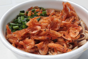 漁師さんが揚げた桜えびのバラ揚げ蕎麦も人気！