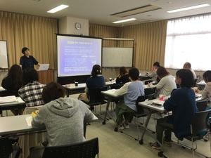 講座のようす。講義だけではなく、ワークやシェアリングなどを行い理解を深めます。