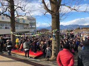 去年の豆まきの様子。たくさんの方がお越しになりました♪